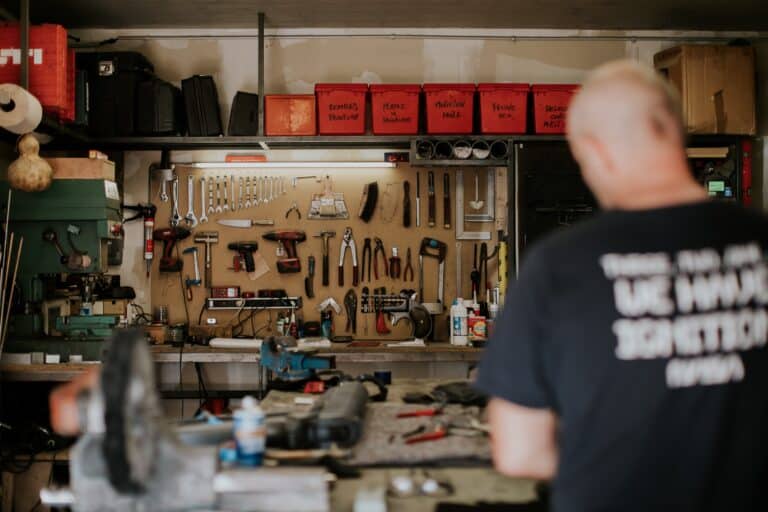 Homme travaillant dans son atelier